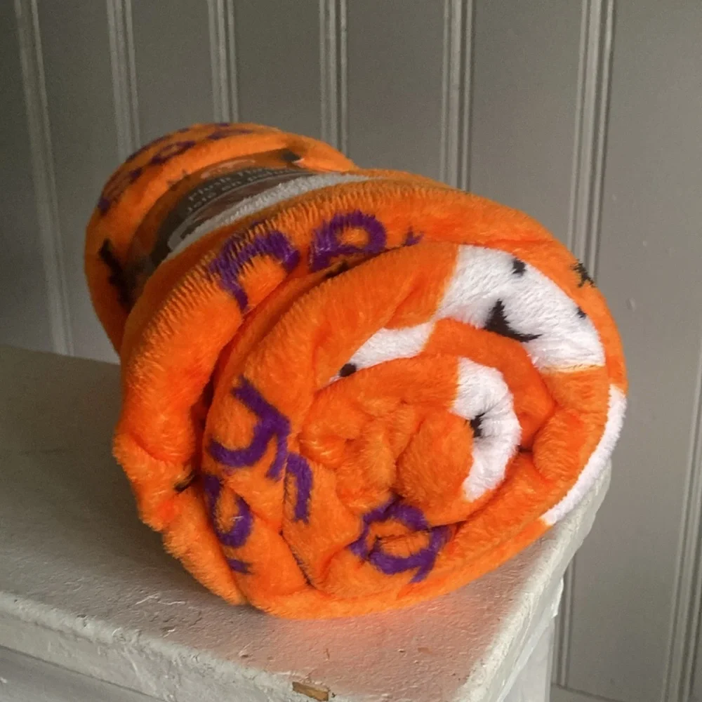 NWT- Super Soft- HEY BOO 👻- Ghost- Decorative Throw Blanket 50x60 🦇